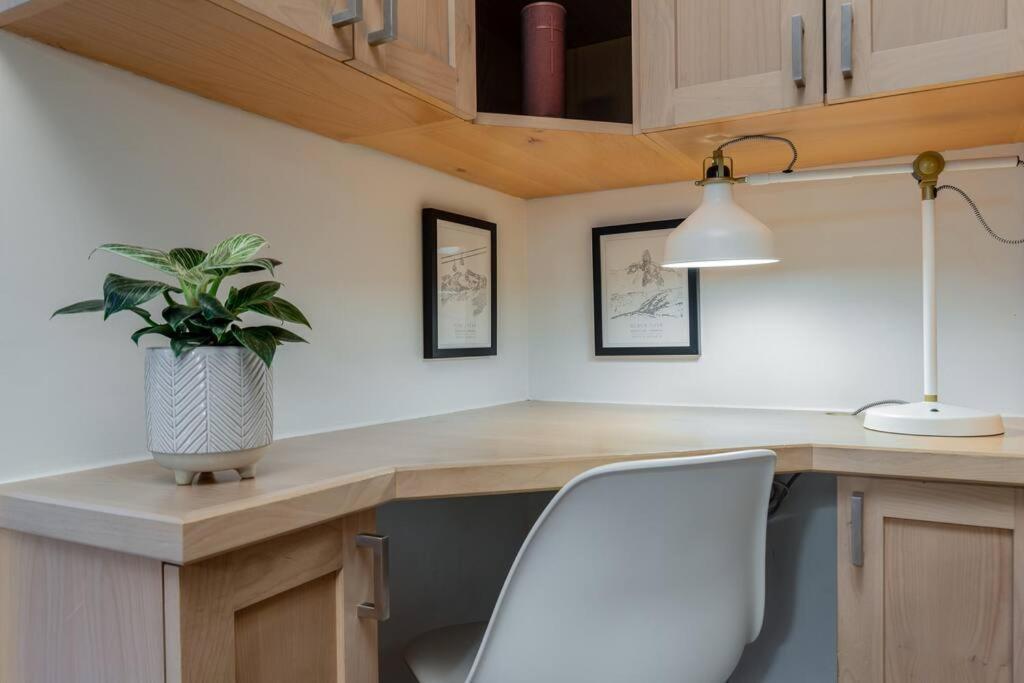 Casa Creekside - Walk To Gondola, Shops, Lakes! Whistler Bagian luar foto